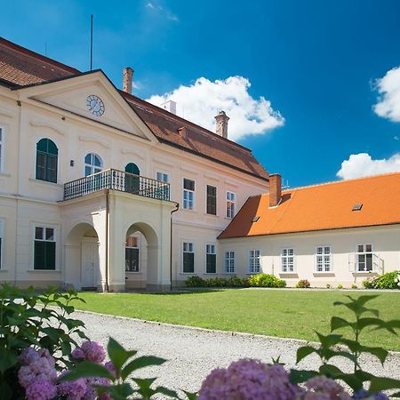 Zamek Dukovany Hotel Exterior photo