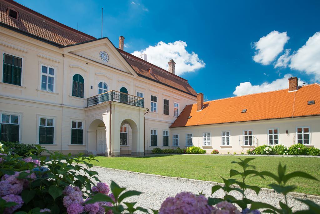 Zamek Dukovany Hotel Exterior photo